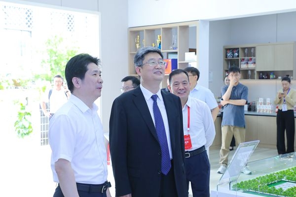 8.中国安徽省人民政府副省长孙勇参观海螺屋1 8.中国安徽省人民政府副省长孙勇参观海螺屋1