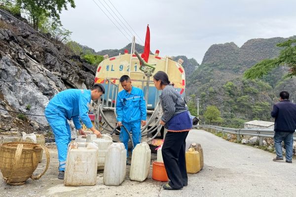 凌云通鸿用洒水车为瑶族同胞送水_副本 凌云通鸿用洒水车为瑶族同胞送水_副本