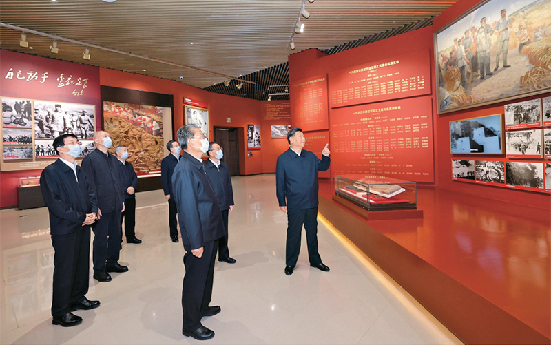 2022年10月27日，中共中央总书记、国家主席、中央军委主席习近平带领中共中央政治局常委李强、赵乐际、王沪宁、蔡奇、丁薛祥、李希，瞻仰延安革命纪念地。这是习近平等在延安革命纪念馆，参观《伟大历程——中共中央在延安十三年历史陈列》。 新华社记者 鞠鹏/摄